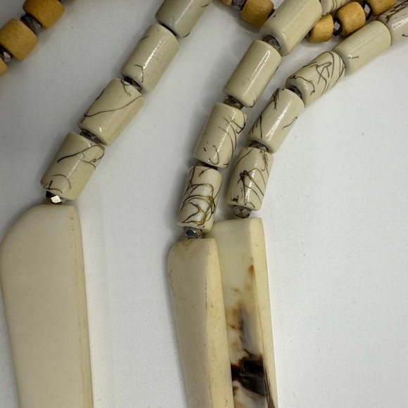 Source Unknown Cream and Tan Beaded Necklace - Picture 2 of 4
